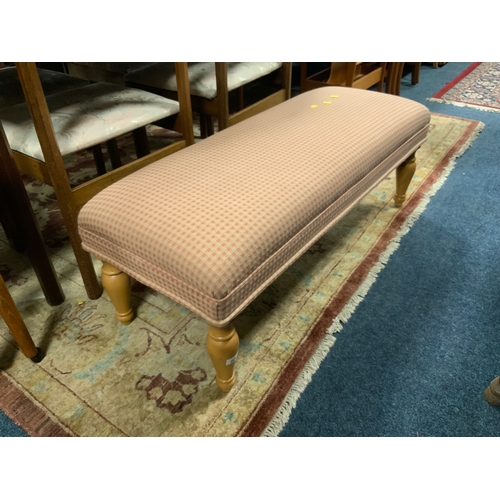 901 - A modern upholstered long stool L 106 cm