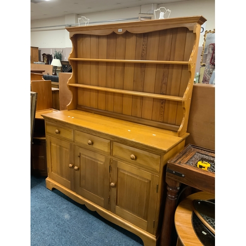 915 - A honey pine kitchen dresser W 134 cm