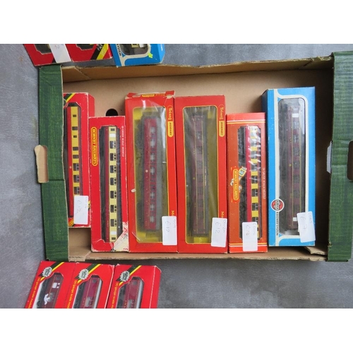 99 - TWELVE BOXED AIRFIX AND HORNBY 00 GAUGE TRAIN CARRAIGES