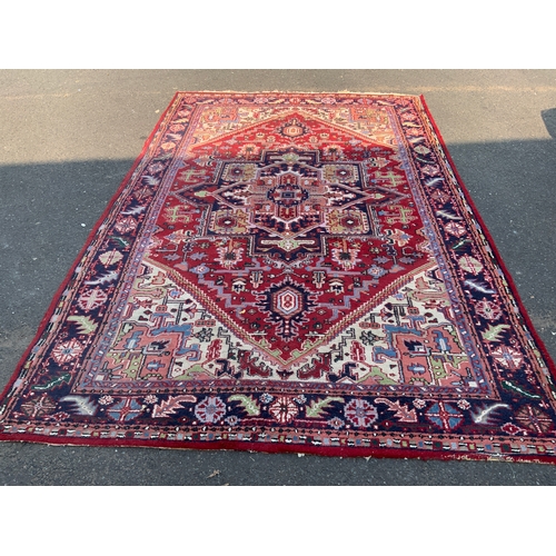 926 - A large 20th century woollen rug 314 x 205 cm