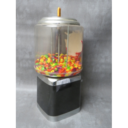 81 - A VINTAGE STYLE METAL AND PLASTIC GUMBALL MACHINE, (currently containing Skittles), complete with ke... 