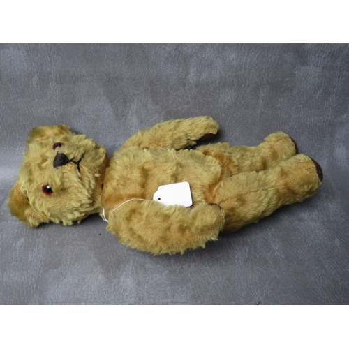 91 - A FAMILY OF THREE VINTAGE TEDDY BEARS, the tallest bear approx. H 54 cm, early 20th century straw fi... 