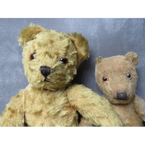 91 - A FAMILY OF THREE VINTAGE TEDDY BEARS, the tallest bear approx. H 54 cm, early 20th century straw fi... 