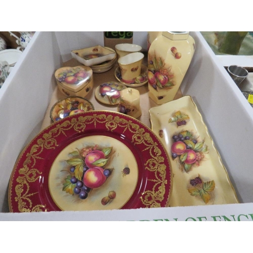 253 - A tray of Aynsley Orchard Gold to include red gilded example