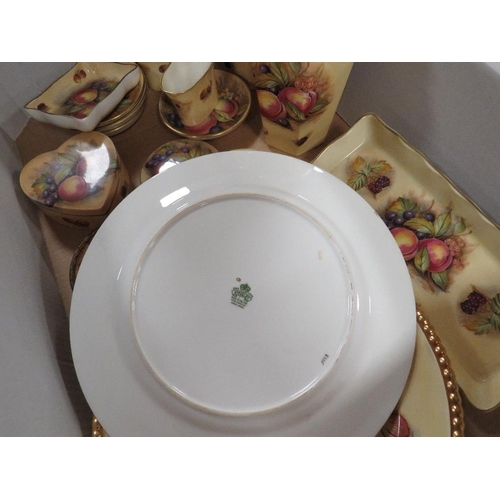 253 - A tray of Aynsley Orchard Gold to include red gilded example