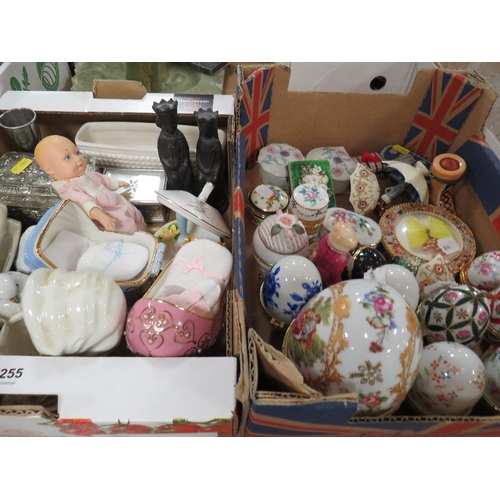 255 - A tray of assorted ceramics to include Leonardo egg novelty trinket boxes