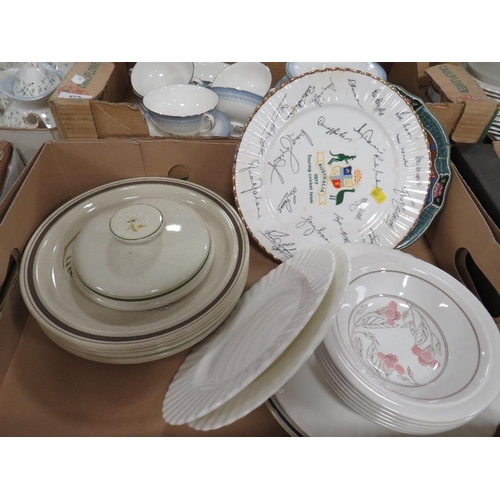 275 - Three trays of assorted ceramics to include Royal Doulton Lorraine dinner ware