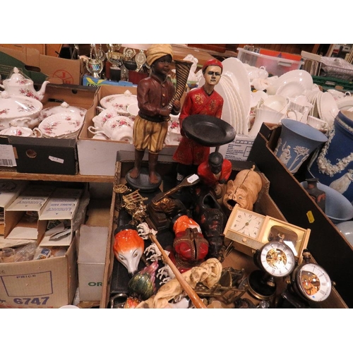 288 - A tray of assorted collectables to include a cast metal novelty pig