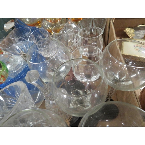 295 - A tray of assorted glassware