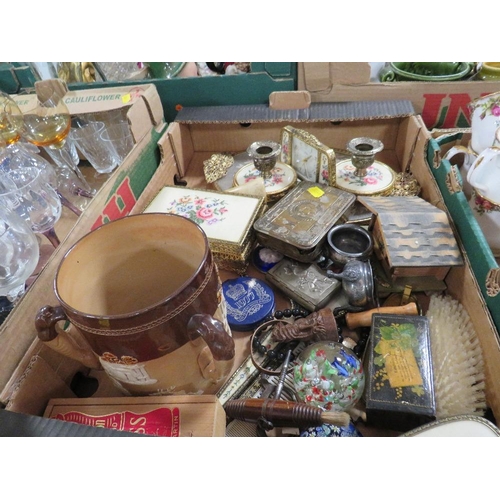 296 - A tray of collectables to include dressing table set, a Doulton Lambeth Tyg etc