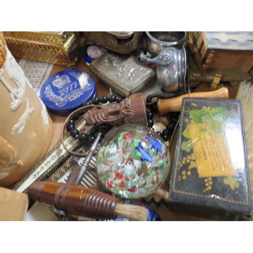 296 - A tray of collectables to include dressing table set, a Doulton Lambeth Tyg etc