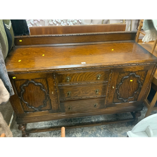 767 - A heavy oak 20th century sideboard W 156 cm