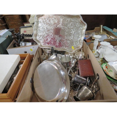 124 - Three trays of silver plated ware to include a boxed canteen of cutlery, cased sets of flatware etc