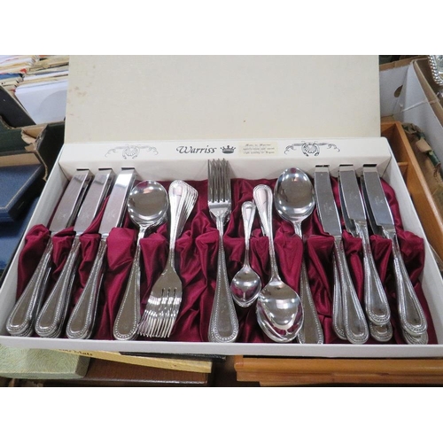 124 - Three trays of silver plated ware to include a boxed canteen of cutlery, cased sets of flatware etc