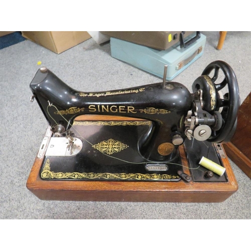 154 - A vintage cased singer sewing machine Y1483096