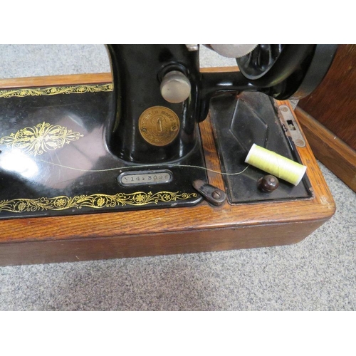 154 - A vintage cased singer sewing machine Y1483096