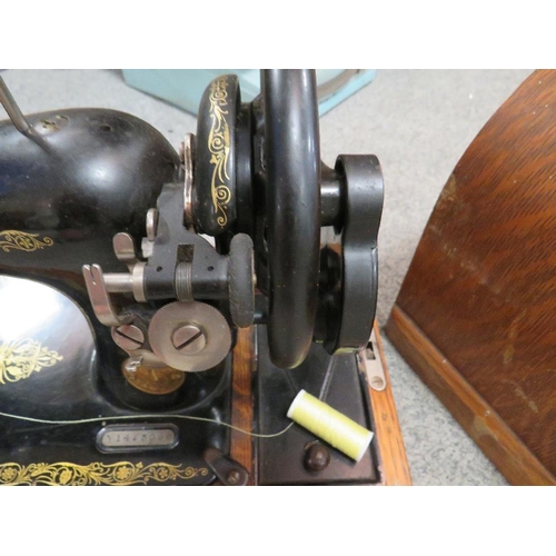 154 - A vintage cased singer sewing machine Y1483096