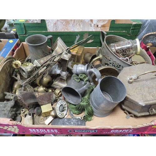 181 - A tray of assorted metal ware to include a small collection of vintage keys