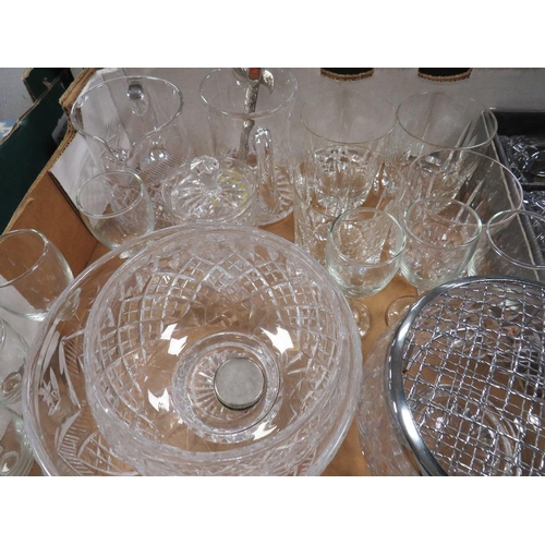 52 - Two trays of ceramic and glass to include Royal Doulton Tumbling Leaves, Da Vinci crystal glasses et... 