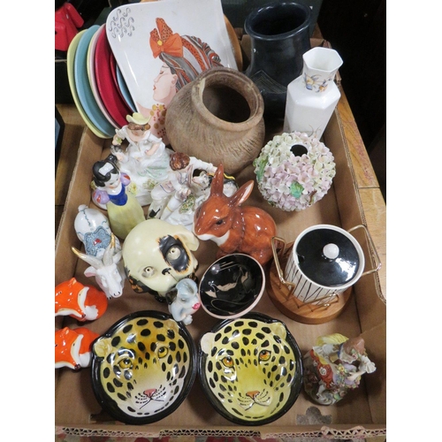 82 - A tray of assorted vintage, modern and retro ceramics to include Crown Devon and Staffordshire style... 