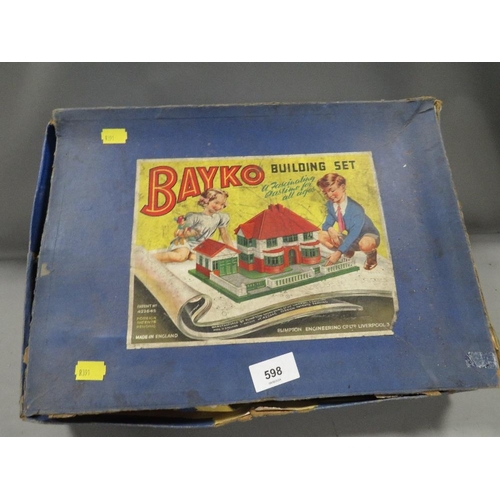 495 - A Bayko box and contents