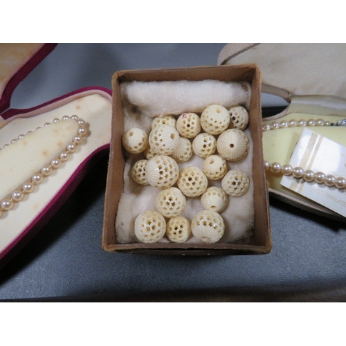 464 - A tray of collectable to include pocket watches, coins etc