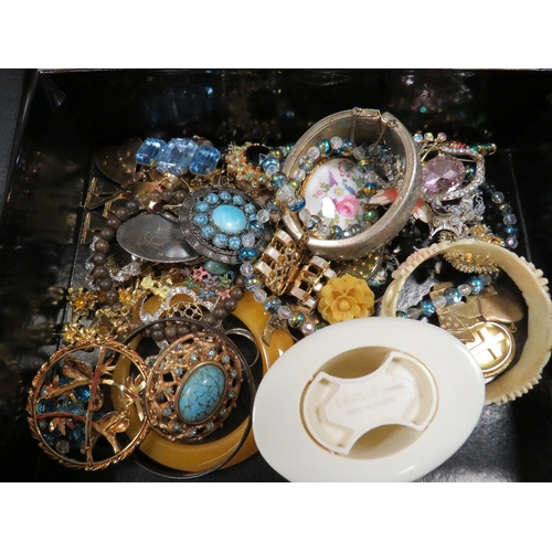 465 - A tray of assorted costume jewellery to include bangles and brooches