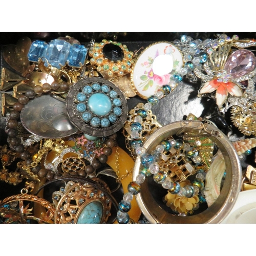 465 - A tray of assorted costume jewellery to include bangles and brooches