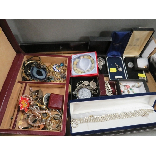 482 - A tray of assorted costume jewellery