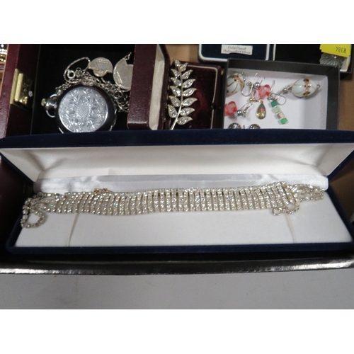 482 - A tray of assorted costume jewellery