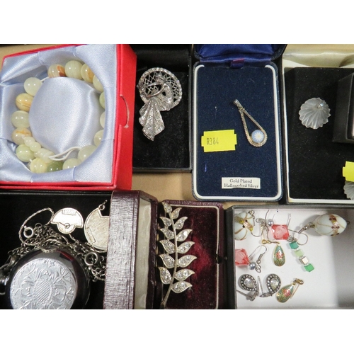 482 - A tray of assorted costume jewellery