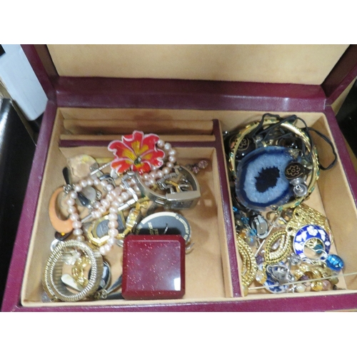 482 - A tray of assorted costume jewellery