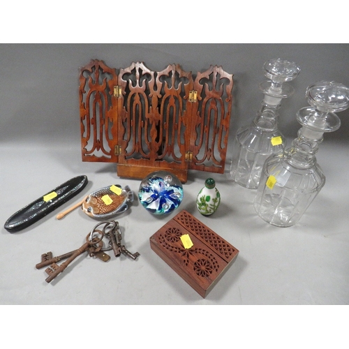 484 - A tray of collectables to include decanters, mother of pearl inlaid glasses case etc