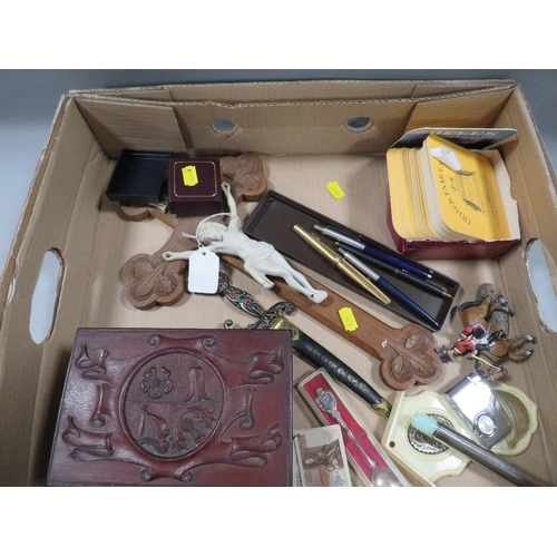 485 - A tray of collectables to include pens, treen etc