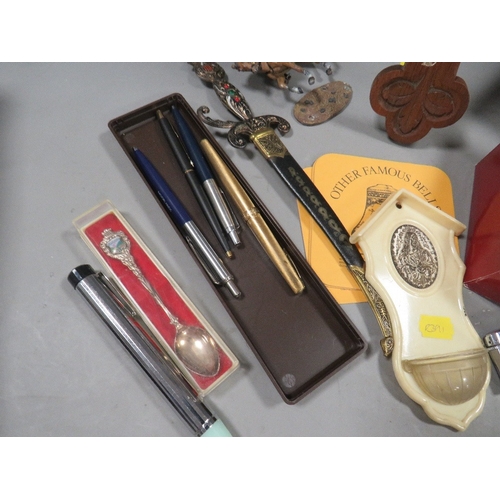 485 - A tray of collectables to include pens, treen etc