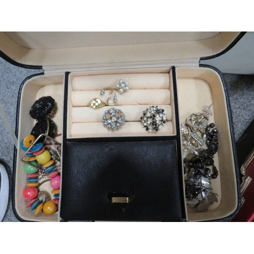 497 - A large tray of costume jewellery to include jewellery boxes etc