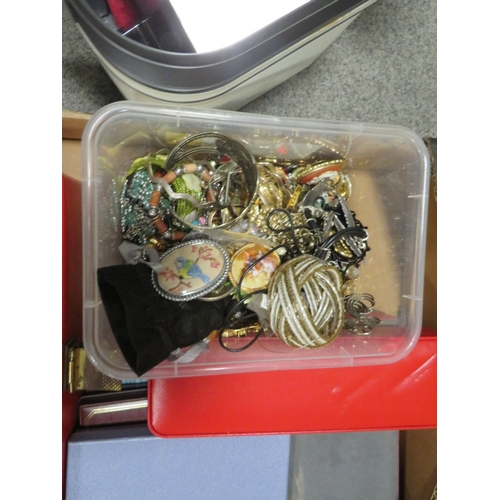 497 - A large tray of costume jewellery to include jewellery boxes etc