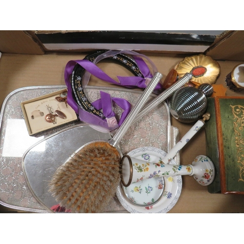 500 - A tray of assorted collectables to include a dressing table set, vintage Kigi compact with inset cor... 