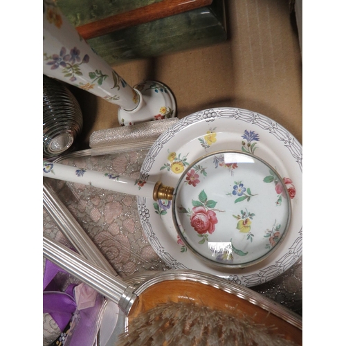 500 - A tray of assorted collectables to include a dressing table set, vintage Kigi compact with inset cor... 