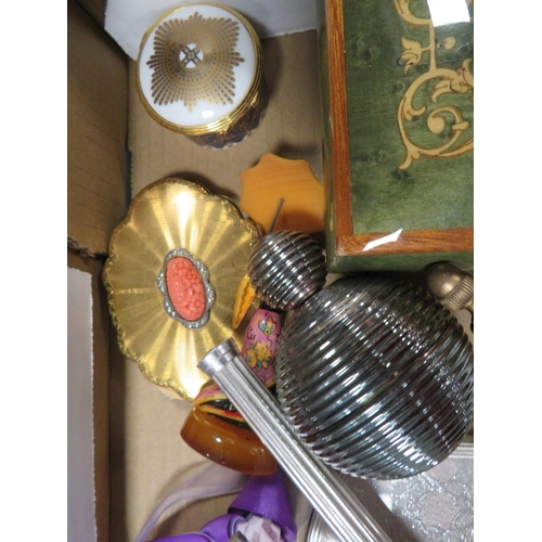 500 - A tray of assorted collectables to include a dressing table set, vintage Kigi compact with inset cor... 