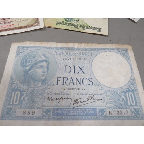 529 - A collection of vintage world banknotes