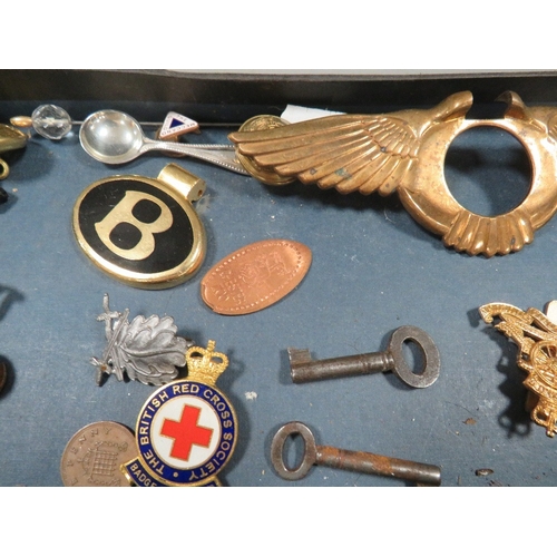 531 - A Bentley car badge and a quantity of collectables