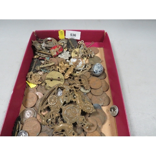 536 - A tray of collectables to include military cap badges , coins etc