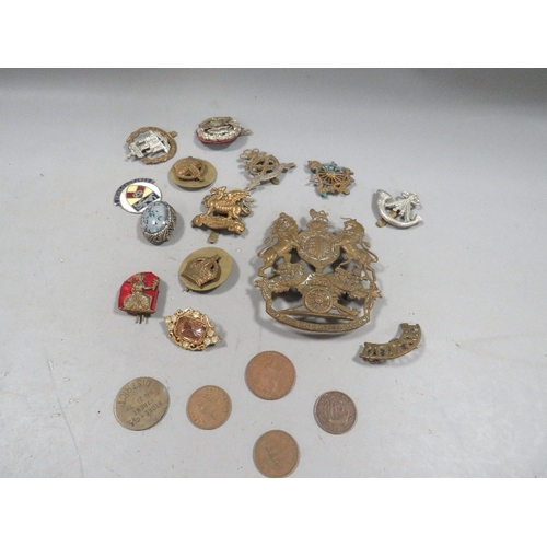 536 - A tray of collectables to include military cap badges , coins etc