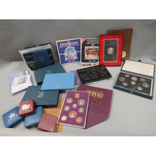 544 - A box of vintage collectable coinage to include year sets