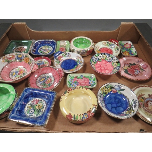 547 - A collection of eighteen assorted small mailing dishes and bowls