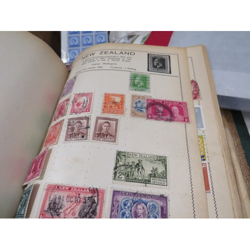 550 - A tray of assorted British and world stamps