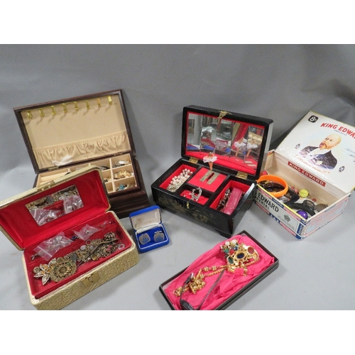 557 - A tray of costume jewellery and jewellery boxes etc