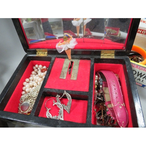 557 - A tray of costume jewellery and jewellery boxes etc