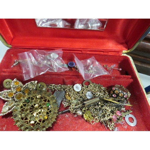 557 - A tray of costume jewellery and jewellery boxes etc